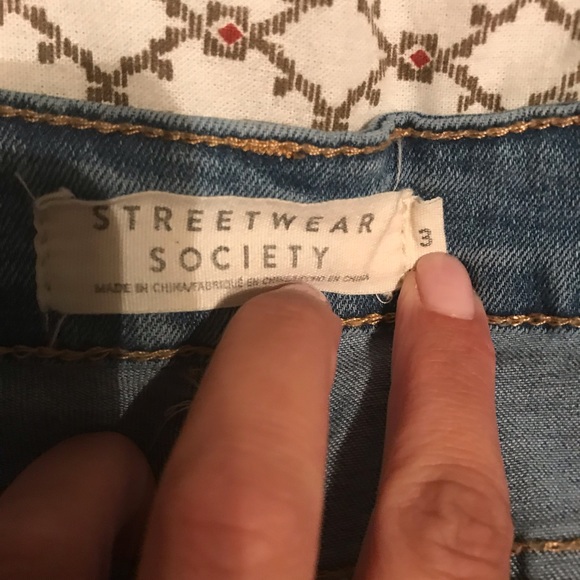 Pearl Detail jean shorts - Picture 2 of 2